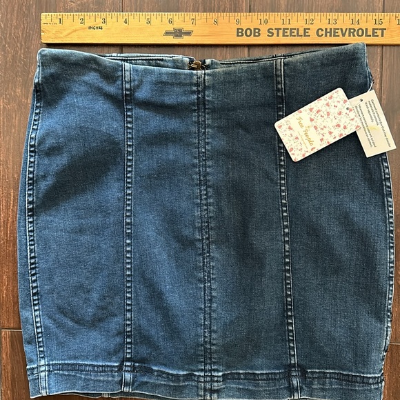Free People dark denim Jean Mini skirt zippered fitted sz 8 New - Picture 5 of 7